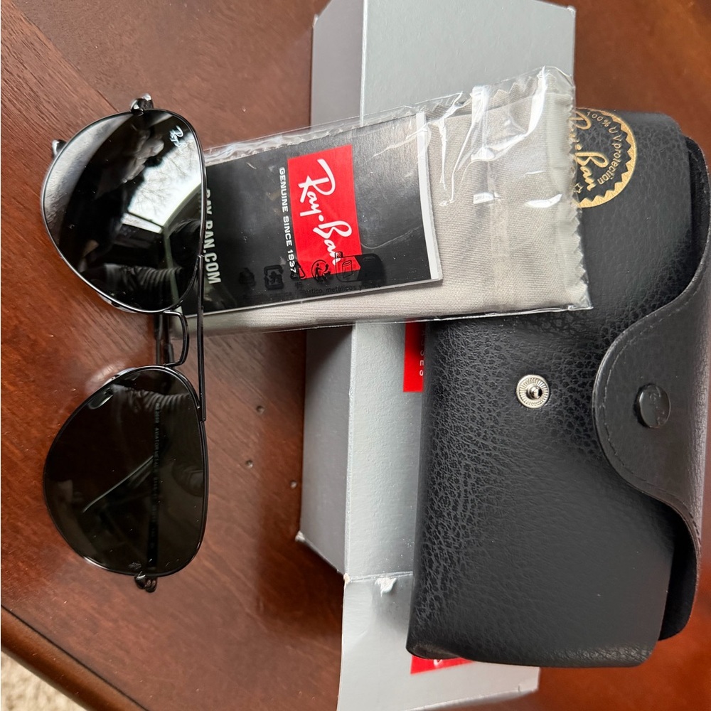 Ray-Ban Black Aviator unisex sunglasses
